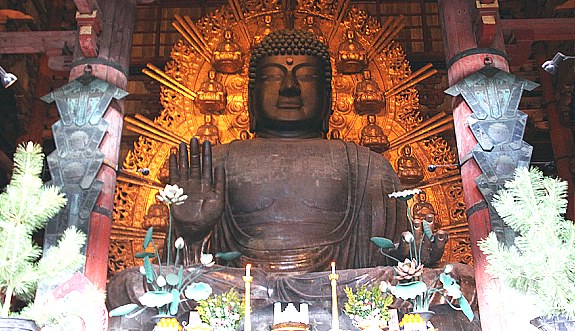 Big Budha Daibutsu, telapak tangannya saja sudah sebesar orang dewasa (Photo By : http://www.japan-guide.com)